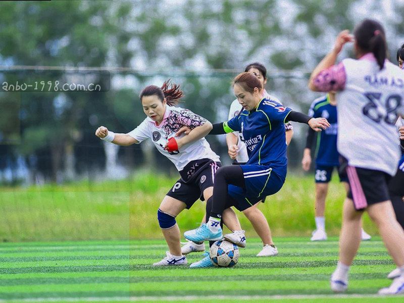 抽象足球轨迹线条汇聚向球门轮廓，画面干净没有人物